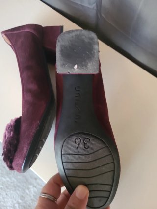 Zapatos morados con pompón