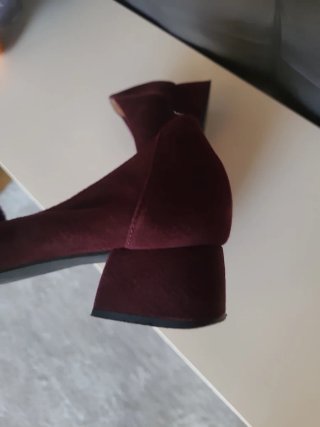 Zapatos morados con pompón