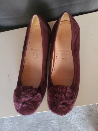Zapatos morados con pompón