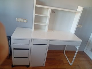 Escritorio blanco con cajonera