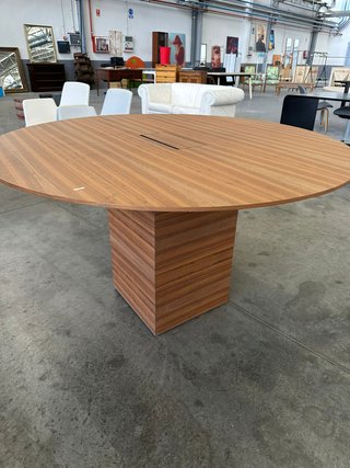 Mesa redonda de madera