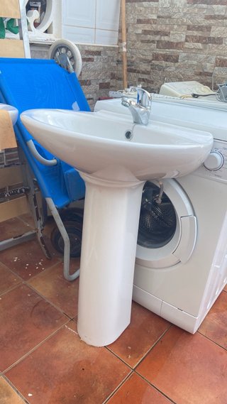 Lavabo con pedestal blanco