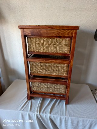 Armadio in legno con cesti in vimini