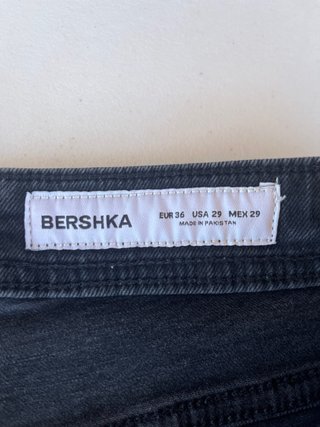 Pantalones vaqueros negros rotos Bershka