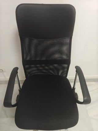 Silla de oficina negra reclinable