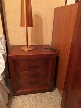 conjunto muebles dormitorio de madera maciza.