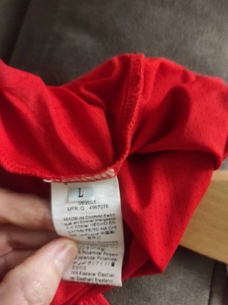 Camiseta roja y zapatillas negras