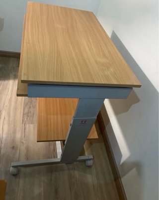 Escritorio elevable(manual) con ruedas