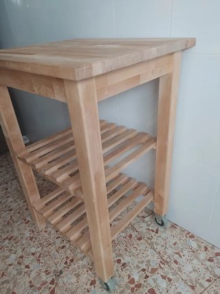 Isla de cocina de madera con ruedas
