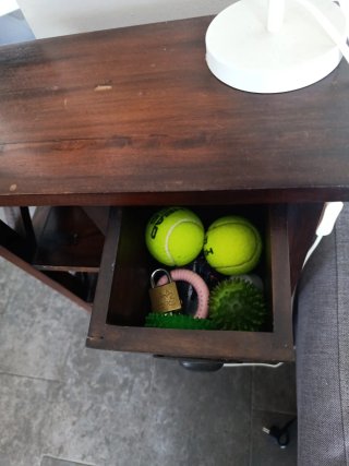 Mueble de madera con cajones y estantes