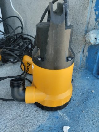 Bomba de achique amarilla