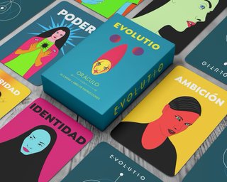Mazo de cartas de oráculo, tipo tarot.