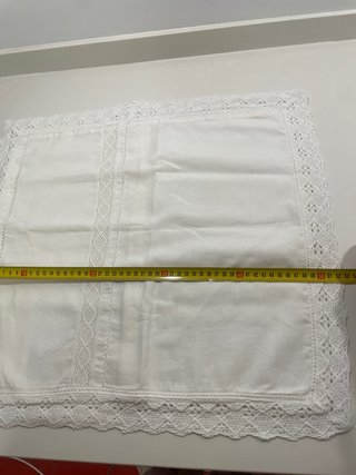 Funda cojín hilo blanco con encaje