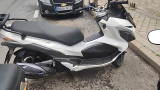 Moto Scooter Automática Blanca y Negra