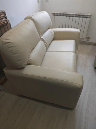 Sofá de piel beige de 2 plazas