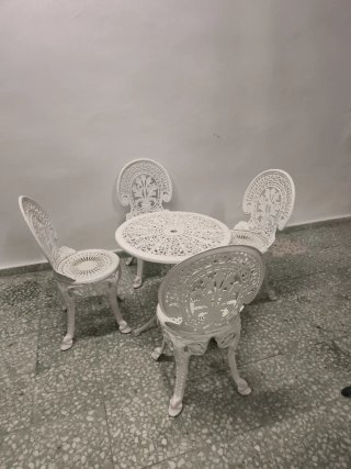 Mesa y sillas jardín antiguas