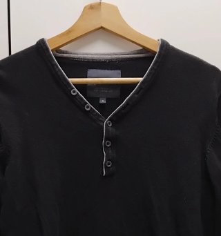 Jersey fino hombre cuello pico botones talla S