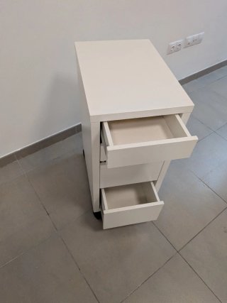 Mueble de almacenaje blanco con ruedas