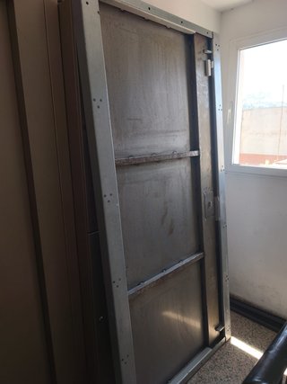 Puerta Antiokupa Metálica Reforzada