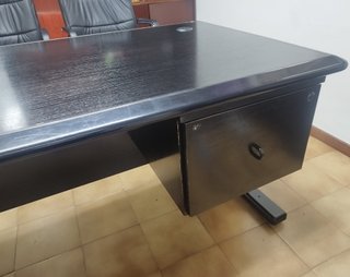 Escritorio de madera y cristal negro
