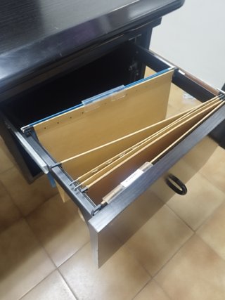 Escritorio de madera y cristal negro