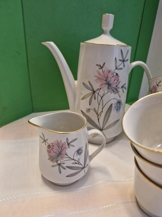Tetera y tazas de porcelana floral