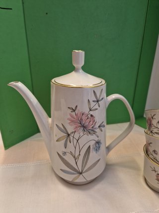 Tetera y tazas de porcelana floral