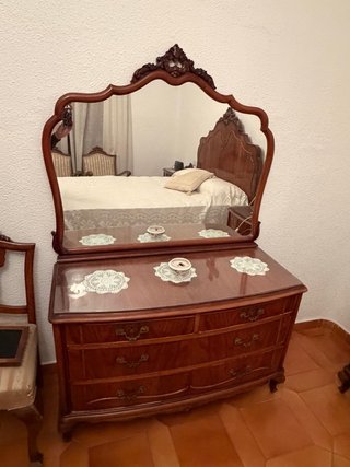 Cómoda antigua de madera con espejo