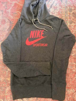 PRECIOSA Sudadera Nike Gris con Logo Rojo