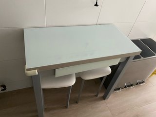 Mesa extensible y 2 banquetas cocina