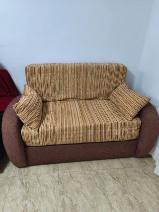 Sofá cama de tela beige y marrón