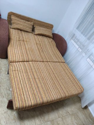 Sofá cama de tela beige y marrón