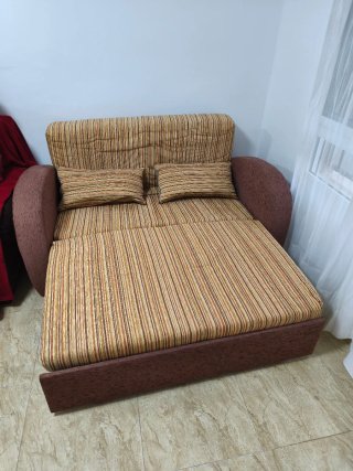 Sofá cama de tela beige y marrón