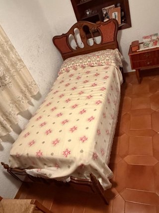Cama individual antigua de madera