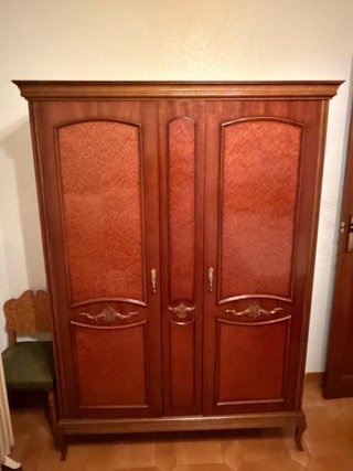 Armario de madera marrón y dorado