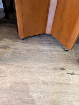 Mesa redonda extensible madera, dispone de ruedas