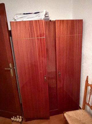 Armario de madera con puertas