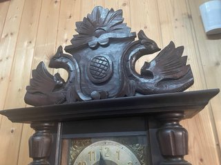 Reloj de pared antiguo de madera