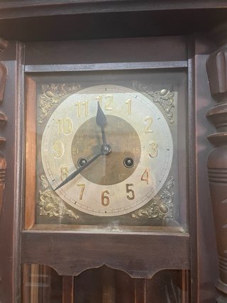Reloj de pared antiguo de madera