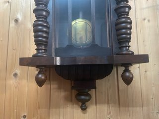 Reloj de pared antiguo de madera