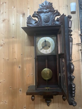 Reloj de pared antiguo de madera