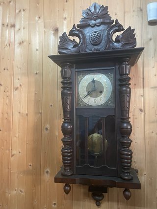 Reloj de pared antiguo de madera