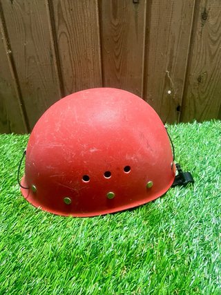 Casco de seguridad para escalada/barranquismo.