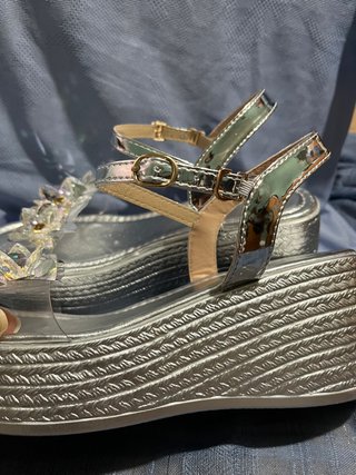 Sandalias plateadas Shein con pedrería