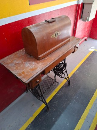 Máquina de coser Singer antigua