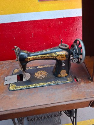 Máquina de coser Singer antigua