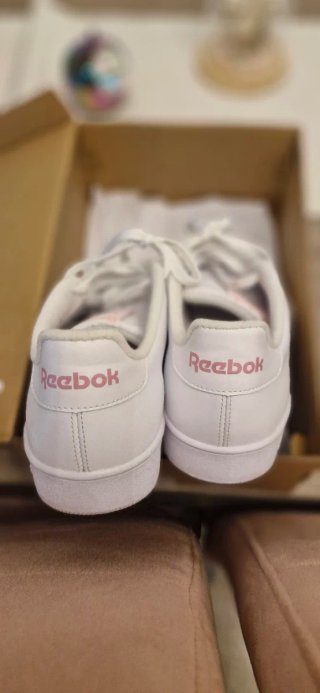 Zapatillas Reebok de piel blancas y rosas