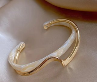 Pulsera dorada con detalles nacarados