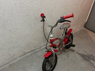 Bicicleta infantil roja