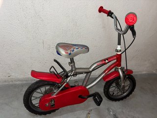 Bicicleta infantil roja